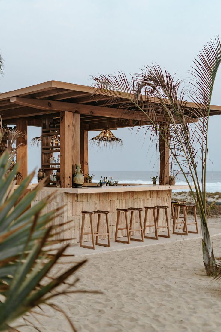 Charming Beachside Bar: A Rustic Natural Wood Design for Relaxed Oceanfront Socializing