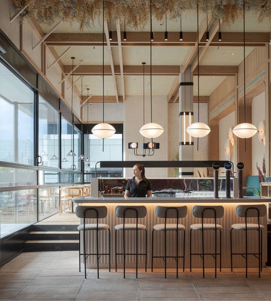 Contemporary Cafe Design Blends Natural Light and Warm Aesthetics for a Relaxing Experience