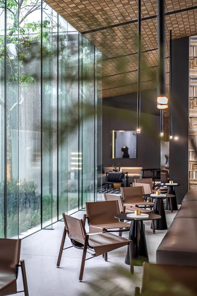 Cafe Design Effortlessly Blends Modern Aesthetics with Natural Elements for a Serene Atmosphere