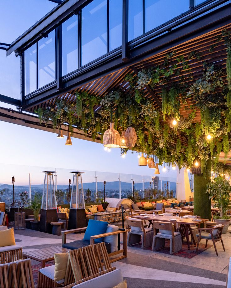 Cafe Design: A Harmonious Rooftop Oasis Merging Nature and Contemporary Style