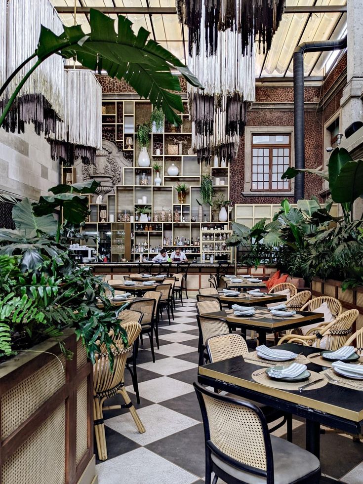 Chic Cafe Design Blends Lush Greenery with Modern Aesthetics for a Vibrant Atmosphere