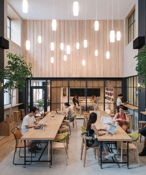 Modern Cafe Design: A Spacious, Inviting Space Combining Natural Elements and Flexible Seating for Work and Leisure