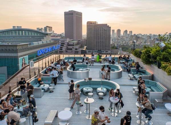 Trendy Rooftop Cafe Design Blends Modern Aesthetics with Vibrant Social Atmosphere