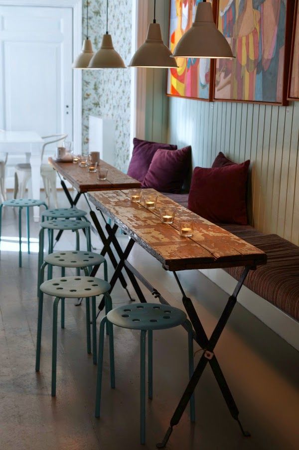 Cozy Cafe Design: Rustic Charm Meets Playful Aesthetics in a Relaxed Atmosphere