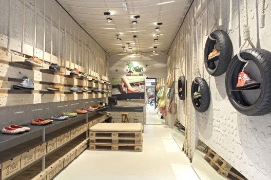 Modern Minimalist Retail Space: Eco-Friendly Design with Natural Materials and Innovative Displays