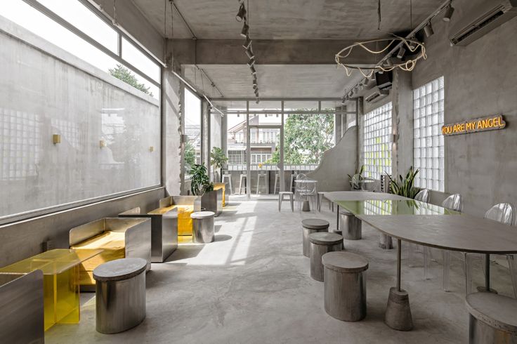 Minimalist Cafe Design Blends Industrial Aesthetics with Natural Elements for a Welcoming Atmosphere