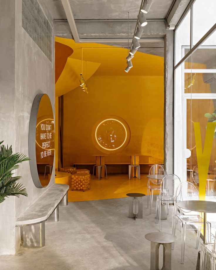 Modern Cafe Design: Bright and Inviting Space with Sleek Materials and Social Interaction