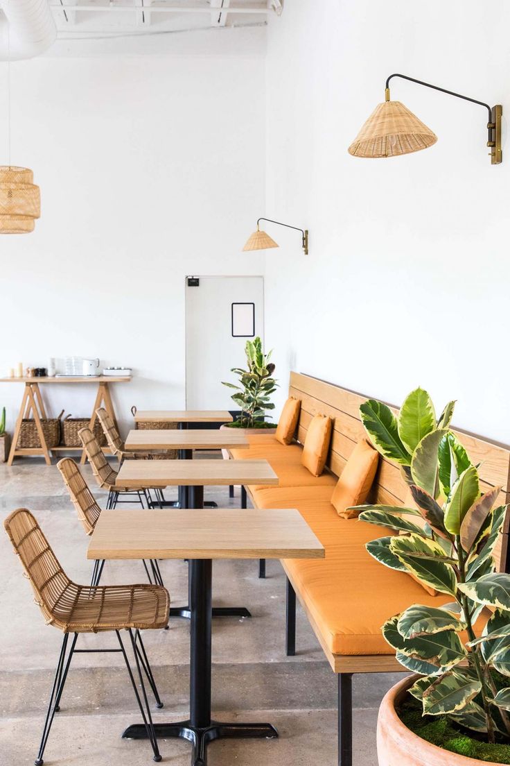 Cozy Minimalism: A Light-Filled Cafe Design Balancing Comfort and Style