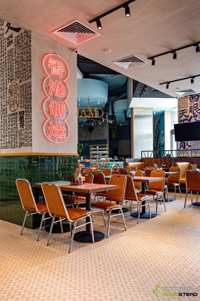 Vibrant Cafe Design: A Harmonious Blend of Retro and Modern Elements for an Inviting Atmosphere