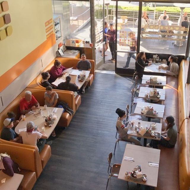 Inviting Cafe Design: Bright, Open Space with Cozy Seating and a Welcoming Atmosphere for Socializing or Quiet Meals