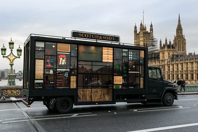 Modern Mobile Retail Unit: A Stylish and Functional Urban Landmark