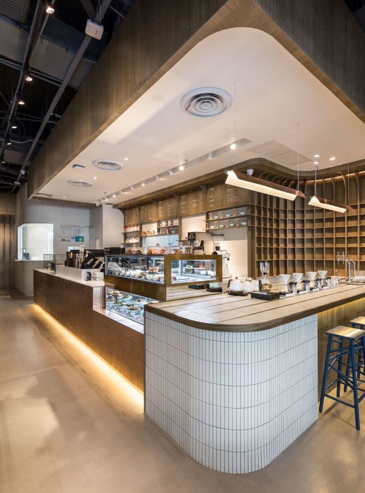 Modern Cafe Design: A Blend of Warm Wood and Sleek Tiles for a Welcoming Atmosphere