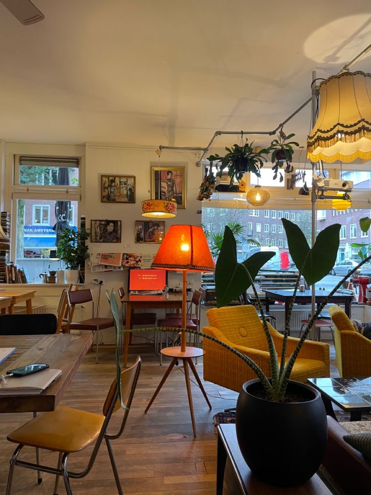 Cozy Cafe Blends Vintage and Modern Decor for a Welcoming Atmosphere