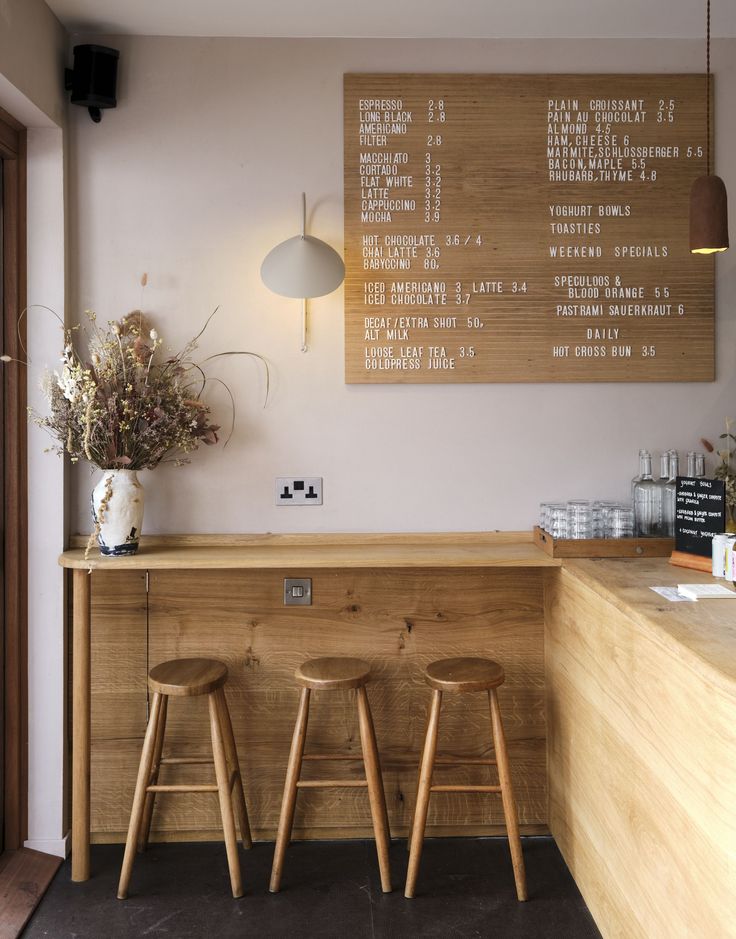 Charming Cafe Design: A Warm Atmosphere with Natural Wood Elements and Cozy Accents