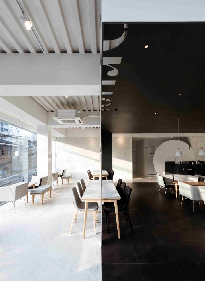 Dynamic Cafe Design Balances Light and Dark Elements for Diverse Atmospheres