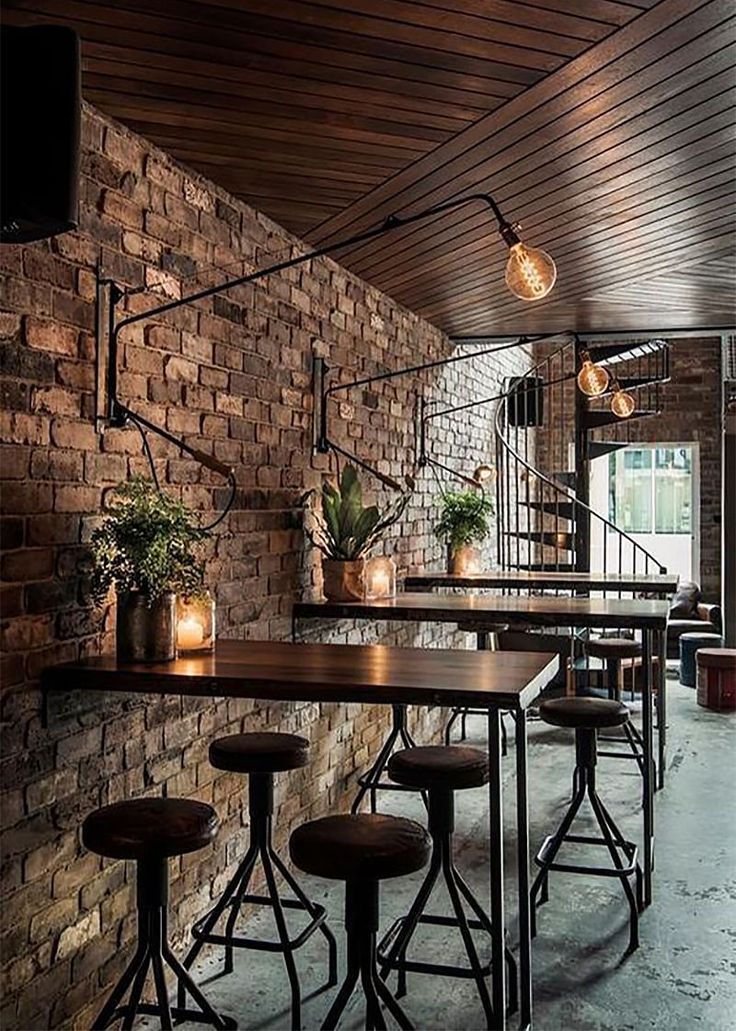 Cozy Cafe Blends Rustic Charm with Modern Design for Relaxed Socializing