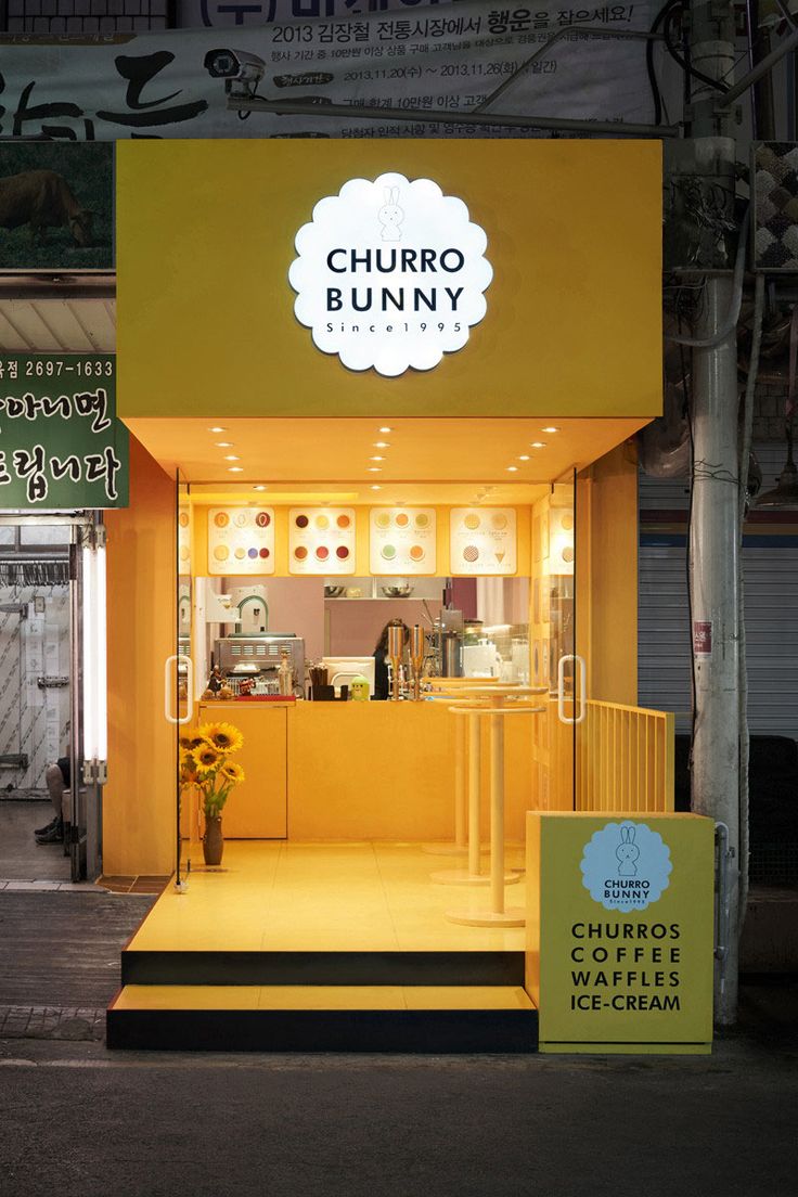 Cheerful Cafe Design: Vibrant Yellow Exterior and Inviting Atmosphere for a Fun Culinary Experience