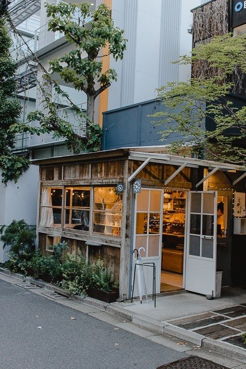 Charming Rustic Cafe Blends Comfort and Greenery for an Inviting Urban Retreat