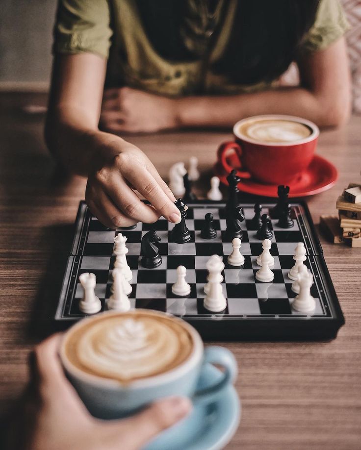 Cozy Cafe Atmosphere: Chess, Latte Art, and Social Engagement