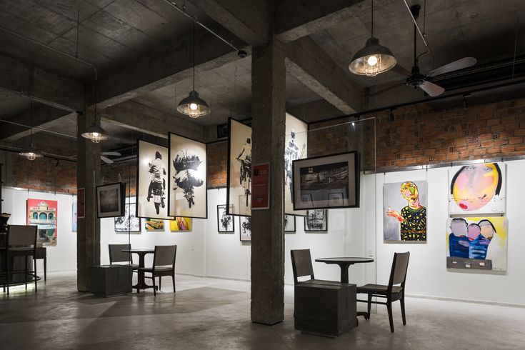 Industrial-Aesthetic Cafe Design Blends Functionality with Contemporary Artistic Vibe