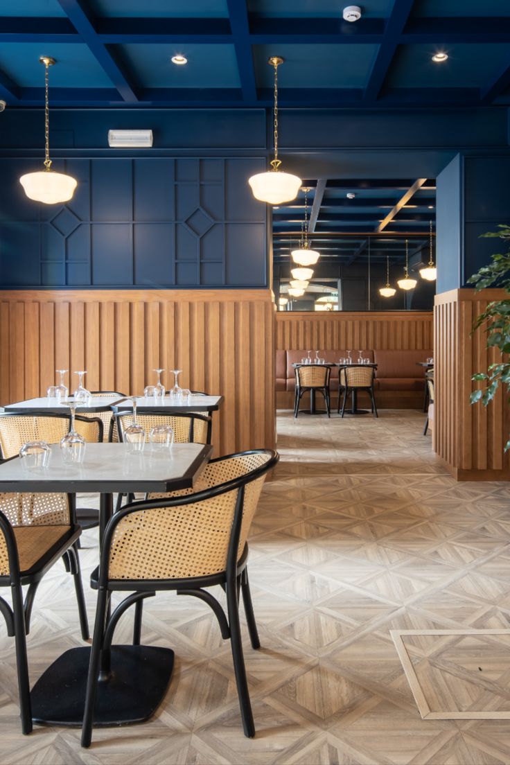 Cafe Design: A Sophisticated Fusion of Navy, Wood, and Elegant Decor