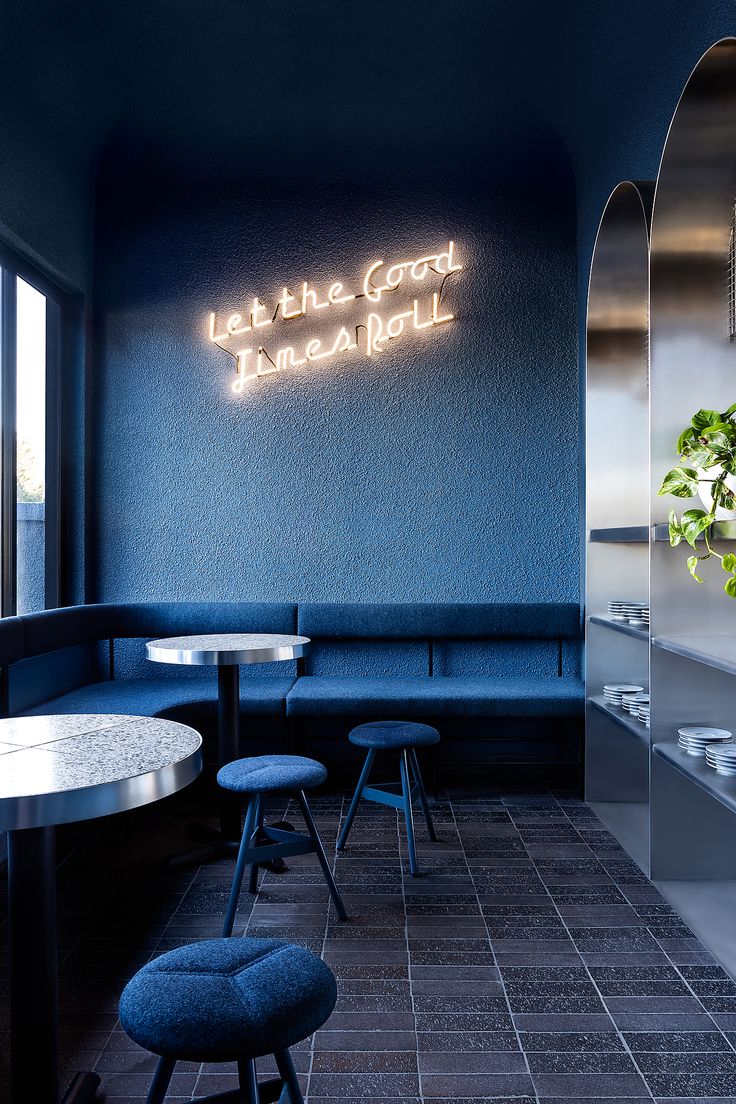 Chic Cafe Design: A Cozy Modern Aesthetic in Deep Blue with Textured Walls and Stylish Seating