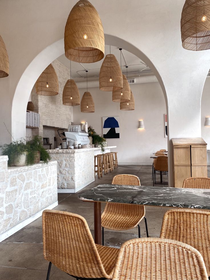 Inviting Cafe Design: A Harmonious Blend of Natural Materials and Modern Aesthetics