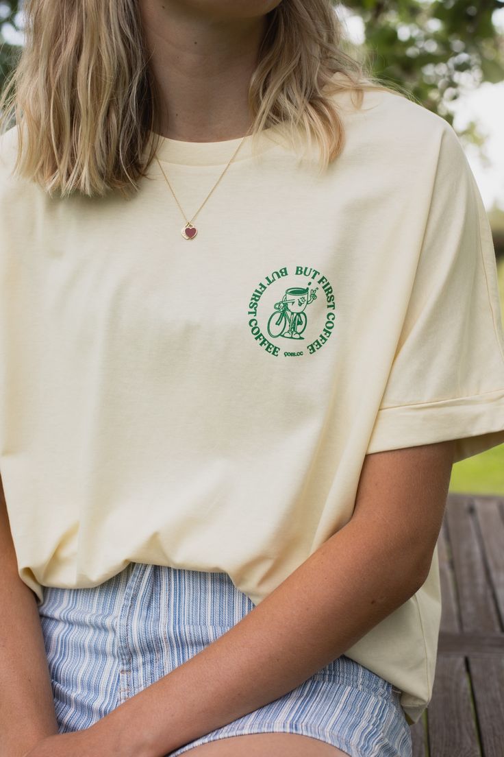 Casual Coffee-Inspired Outfit: Light Yellow Tee and Striped Shorts for a Trendy, Relaxed Vibe