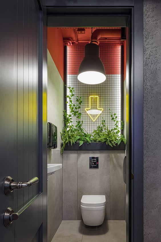 Modern Restroom Design Blends Vibrant Aesthetics with Functionality for an Inviting Experience