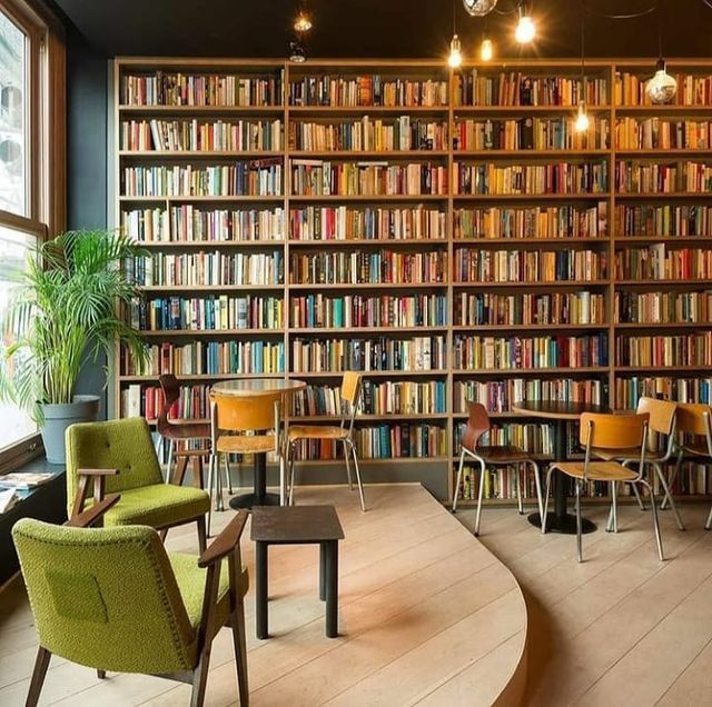 Cozy Cafe Design: A Warm Atmosphere with Colorful Books and Inviting Seating