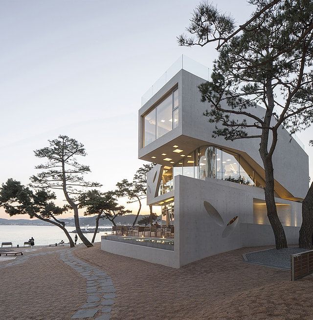 Modern Cafe Design Harmoniously Blends Geometric Architecture with Natural Surroundings