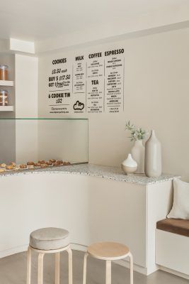 Minimalist Cafe Design: Embracing Warmth and Serenity through Natural Materials and Inviting Aesthetics