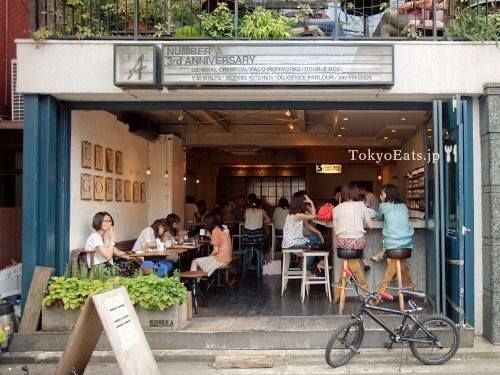 Modern Cafe: A Chic Space with Inviting Design and Lively Atmosphere