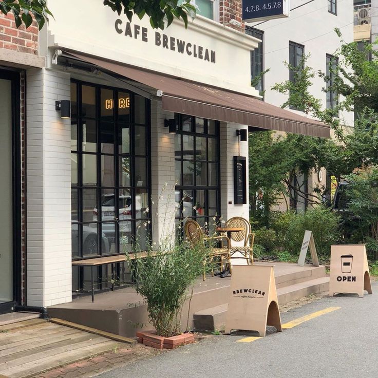 Charming Cafe Boasts Inviting Exterior with Cozy Ambiance and Outdoor Seating