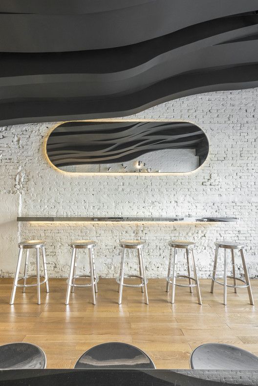 Minimalist Cafe Design: Curved Ceilings and Warm Elements Create a Welcoming Atmosphere