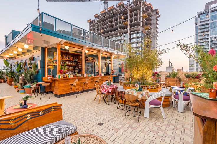 Vibrant Rooftop Cafe Design Blending Modern and Natural Elements for an Inviting Atmosphere