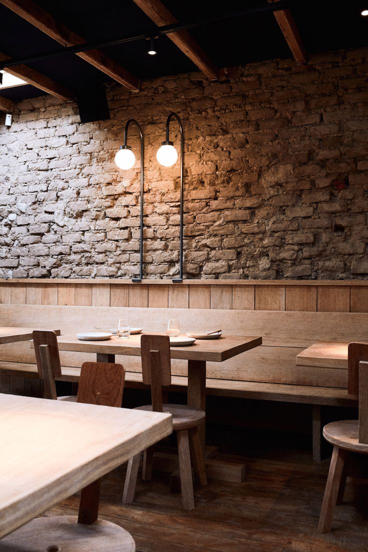 Welcoming Cafe Design Blends Earthy Tones and Rustic Charm for a Cozy Atmosphere