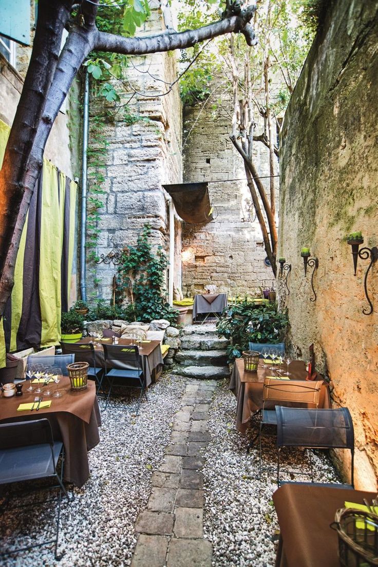 Charming Cafe Design: Rustic Courtyard Blending Nature and Cozy Atmosphere