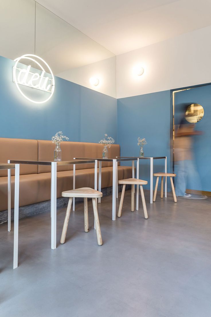 Minimalist Cafe Design: Soothing Blue Walls and Modern Furnishings Create a Cozy Atmosphere