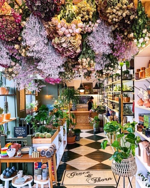 Charming Cafe Blends Artistic Flora with Modern Design for Inviting Atmosphere