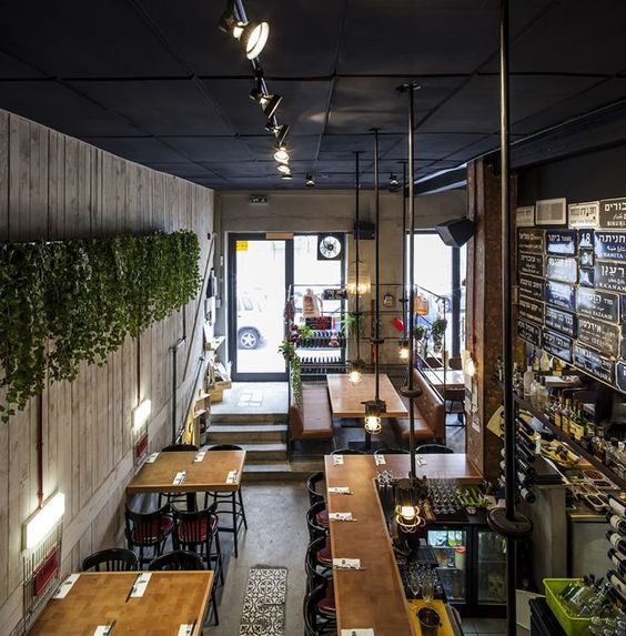 Modern Cafe Design: Inviting Atmosphere with Natural Elements and Functional Aesthetics