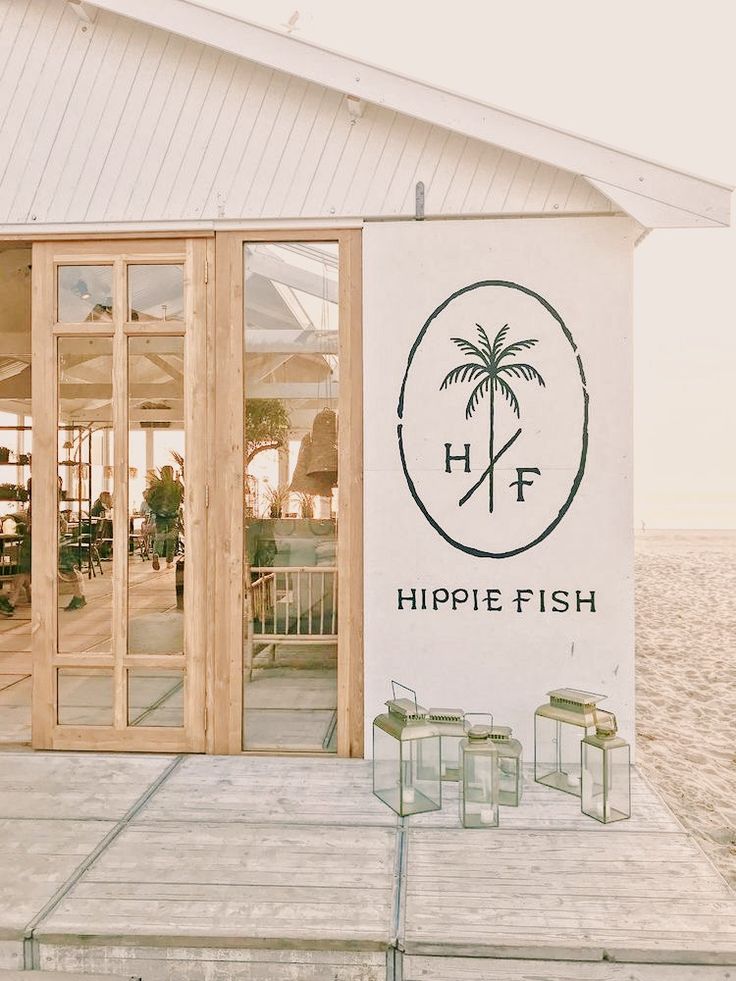 Charming Beach-Inspired Cafe Design Emphasizes Natural Light and Coastal Aesthetics