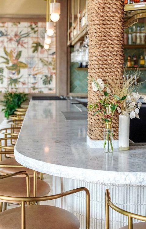 Chic Cafe Design Blends Modern Elegance with Natural Elements for a Cozy Atmosphere