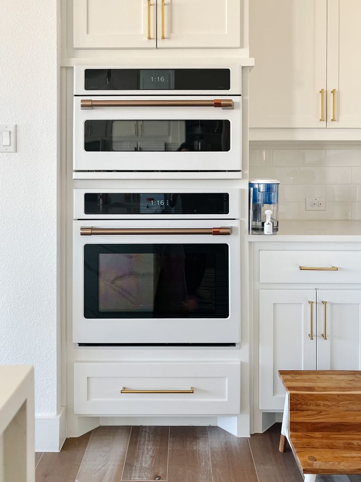 Contemporary Kitchen Design: Sleek Built-In Ovens and Elegant Brass Accents for Culinary Efficiency