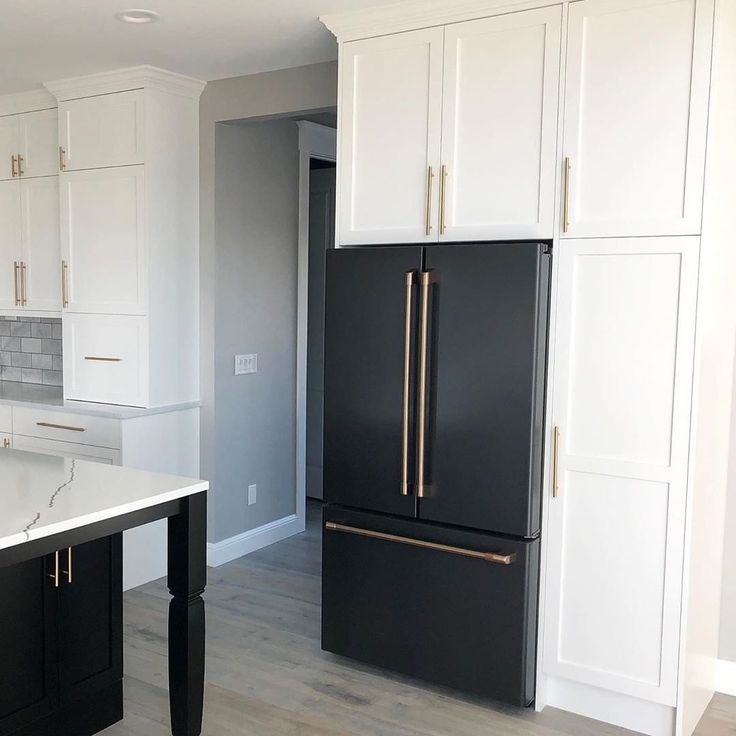 Modern Kitchen Design: A Sophisticated Blend of White, Black, and Brass Accents