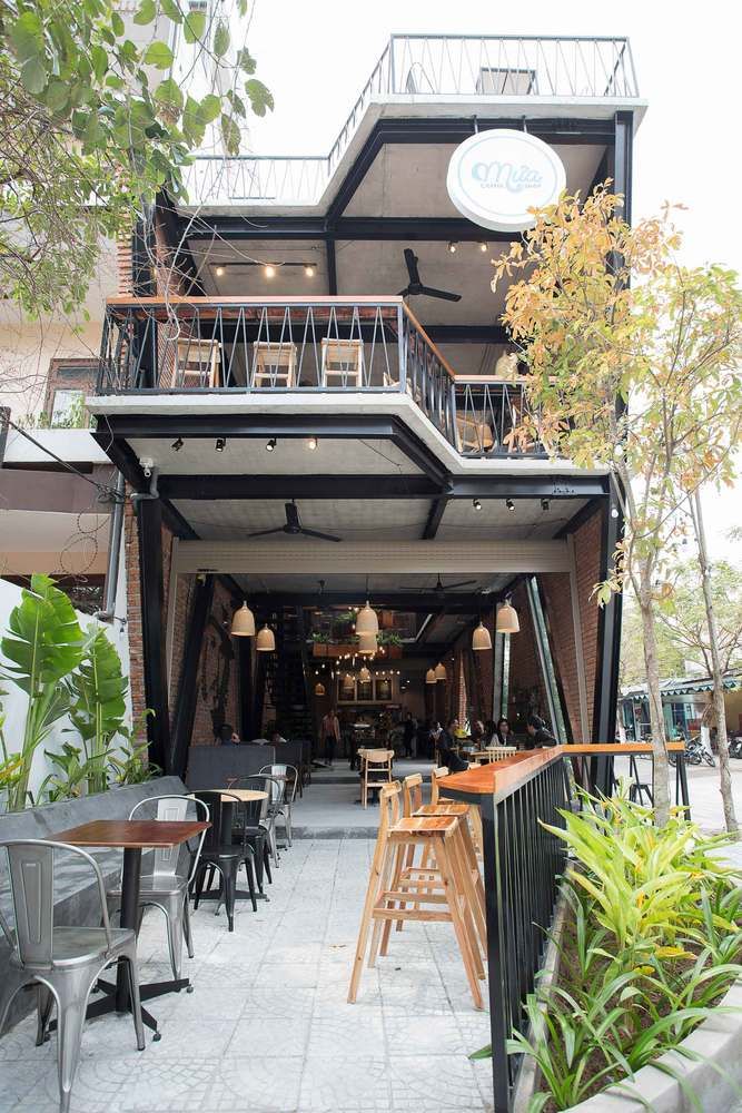 Modern Industrial Cafe: Striking Multi-Level Design with Inviting Atmosphere and Natural Light