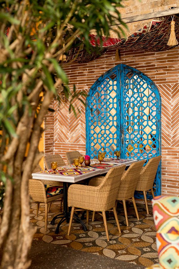 Charming Cafe Design Blends Vibrant Outdoor Seating with Eclectic Decor and Serene Ambiance