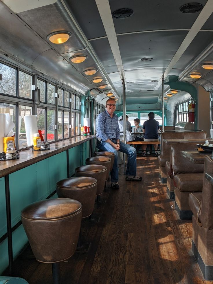 Charming Retro Bus Cafe: A Unique Blend of Nostalgia and Modern Dining