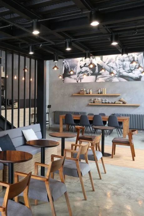 Modern Industrial Cafe: A Cozy Blend of Warmth and Minimalism