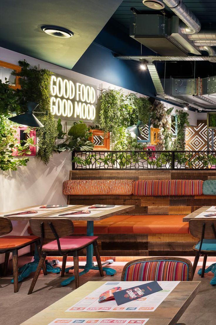 Vibrant Cafe Design: A Fusion of Comfort and Visual Appeal for Social Gatherings